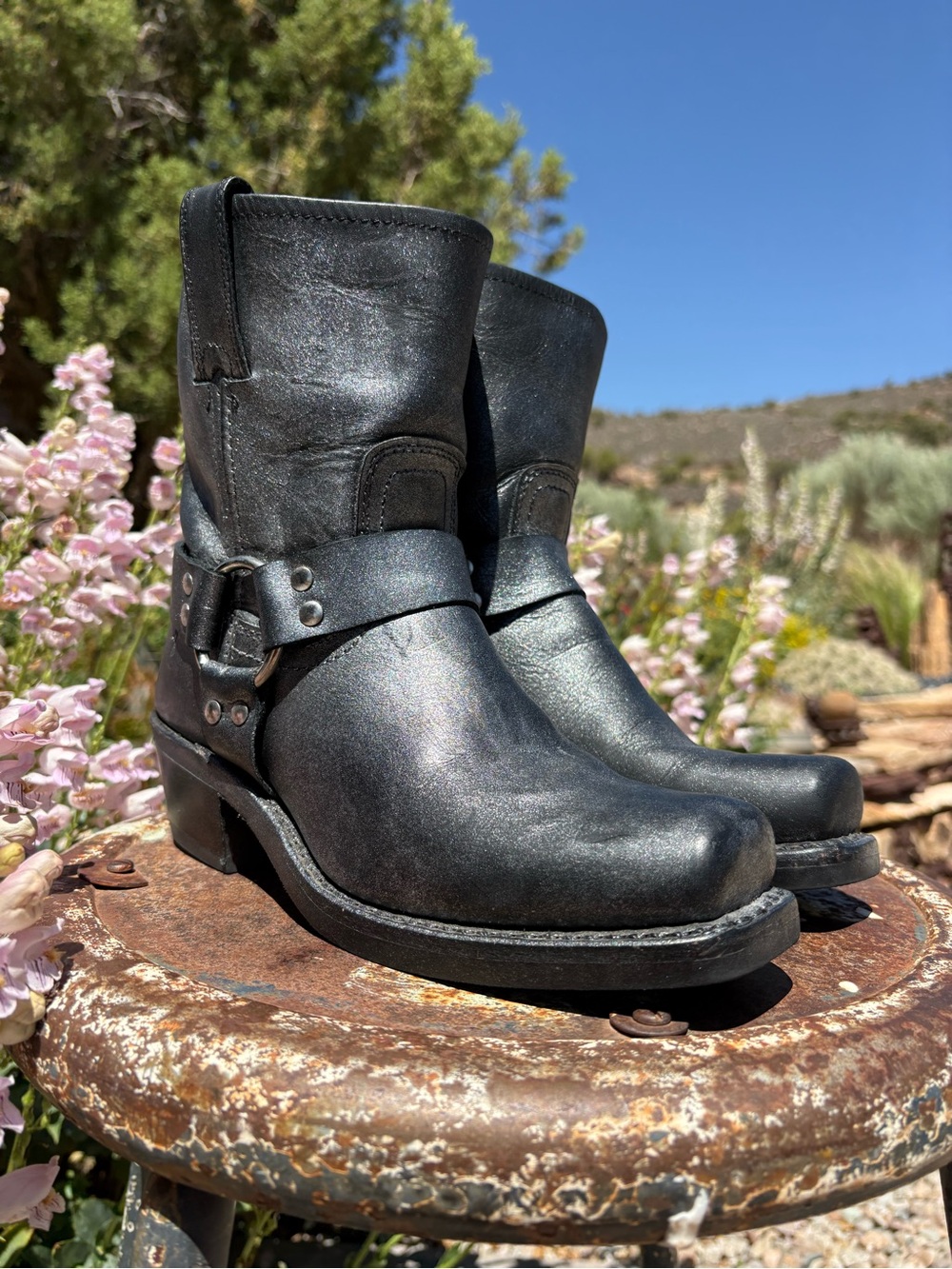 FRYE πΊπΈ Metallic Black 8R Harness Boots - Picture 5 of 16